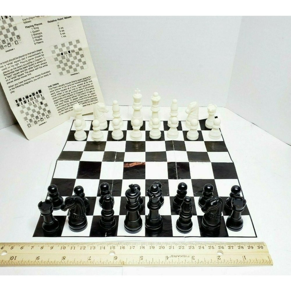 Vintage United Toys PLASTIC CHESSMAN SET Staunton pattern 2 1/4" king 10" board